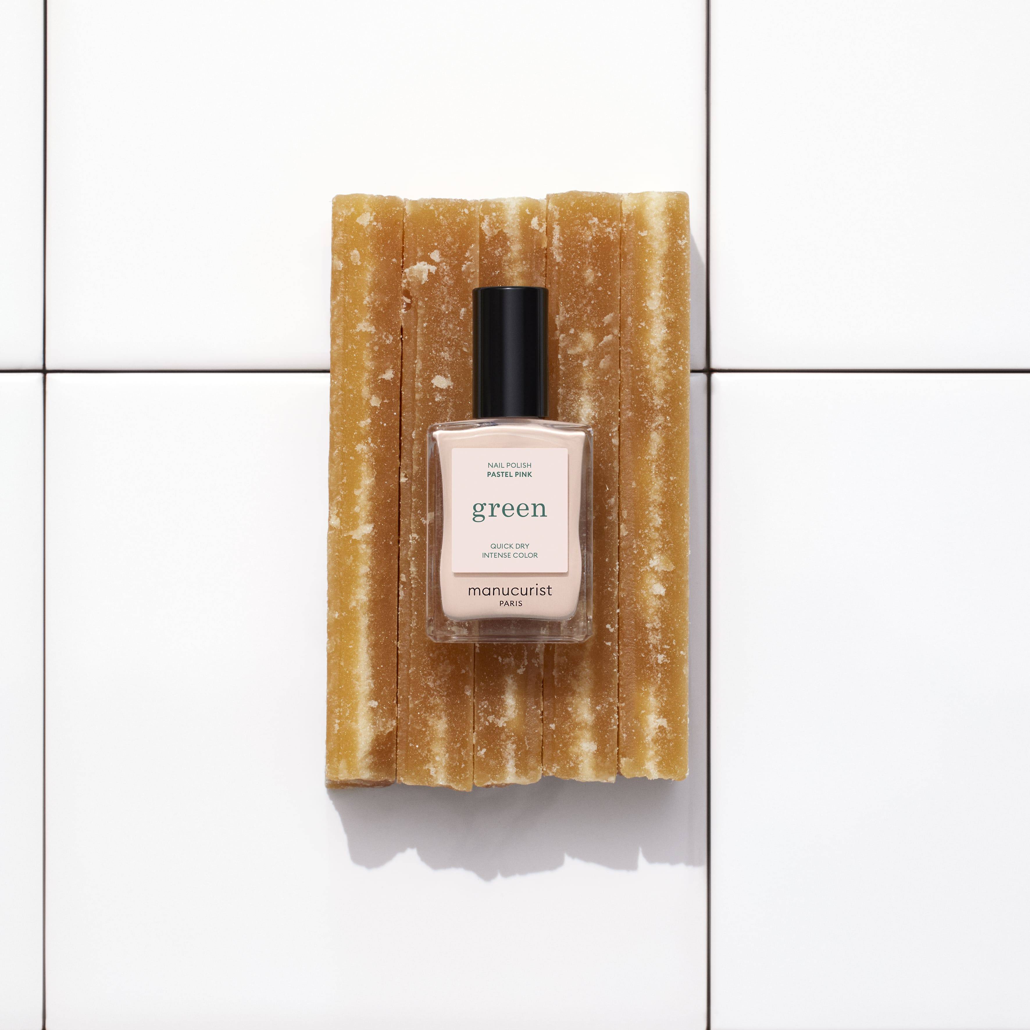 Manucure avec un vernis Manucurist Green